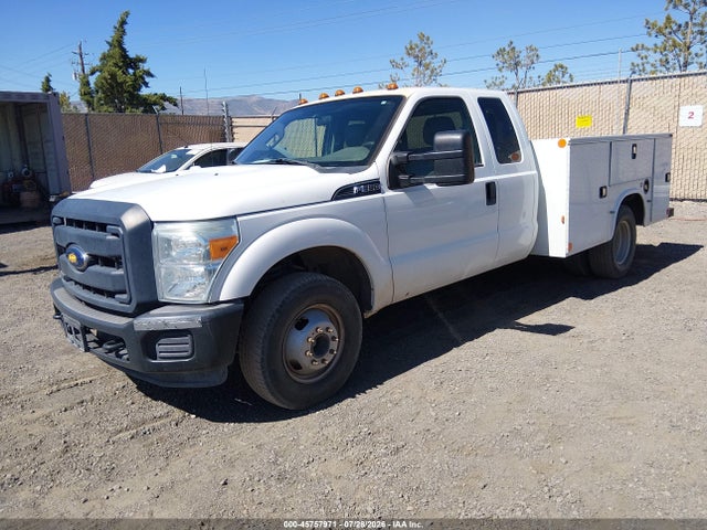 Ford F-350 Chassis Xl 2015 1FD8X3G65FED30847 Image 2