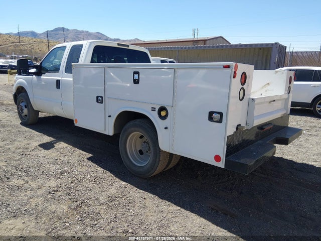 Ford F-350 Chassis Xl 2015 1FD8X3G65FED30847 Image 3