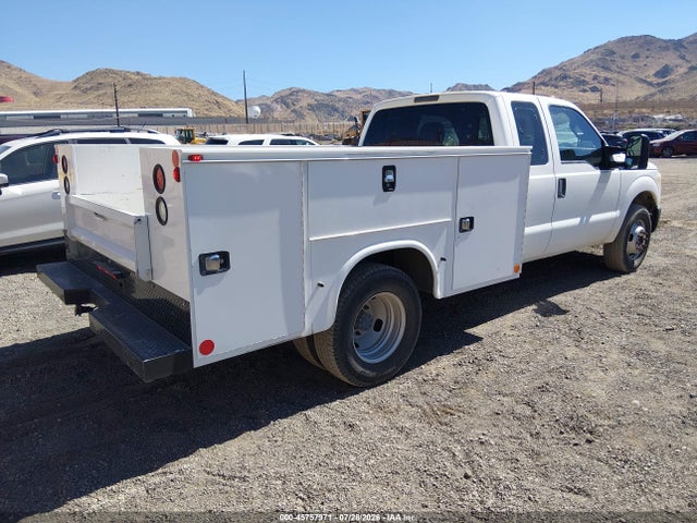 Ford F-350 Chassis Xl 2015 1FD8X3G65FED30847 Image 4
