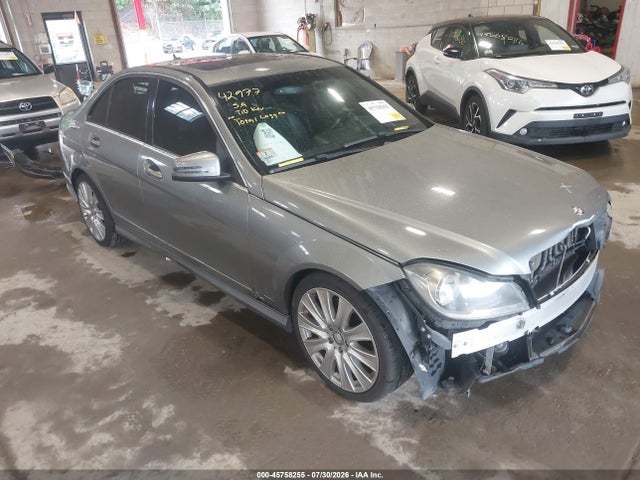 2013 Mercedes-benz C 300 Sport 4matic მანქანა იყიდება აუქციონზე, vin: WDDGF8AB0DR283437, აუქციონის ნომერი: 45758255