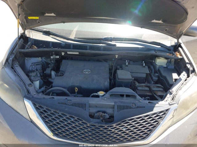 5TDXK3DC5FS664735 Toyota Sienna Se 8 Passenger