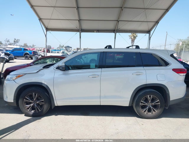 Toyota Highlander Le 2018 5TDZARFH4JS034768 Image 18