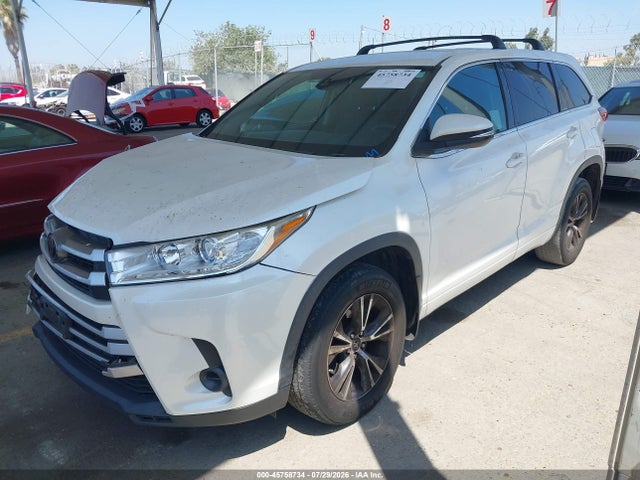 Toyota Highlander Le 2018 5TDZARFH4JS034768 Image 2