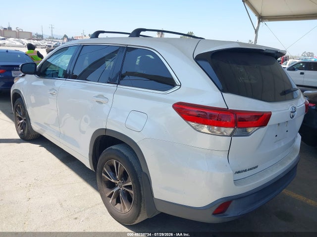 Toyota Highlander Le 2018 5TDZARFH4JS034768 Image 3