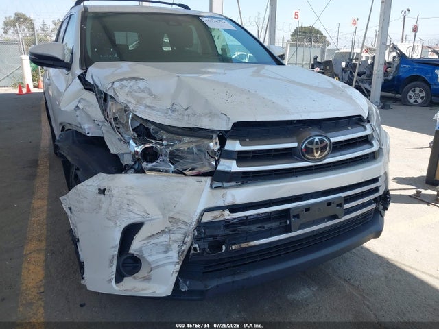 Toyota Highlander Le 2018 5TDZARFH4JS034768 Image 12