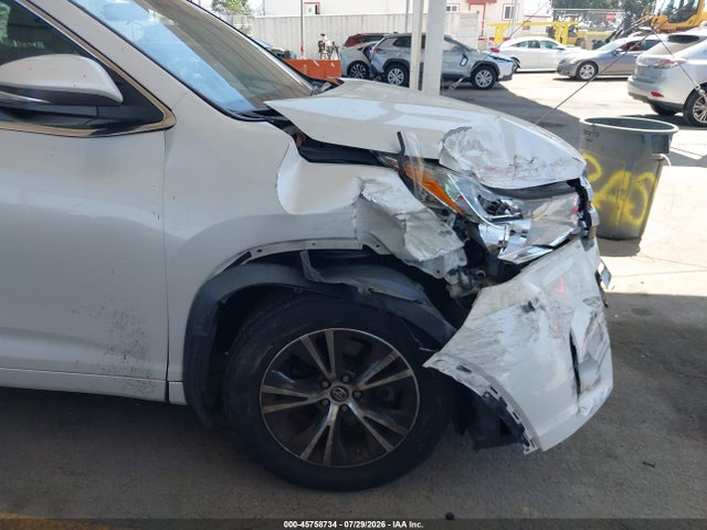 Toyota Highlander Le 2018 5TDZARFH4JS034768 Image 14