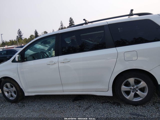 5TDKZ3DCXJS947338 Toyota Sienna Le 8-passenger