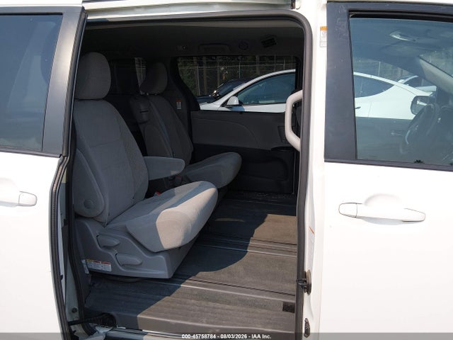 5TDKZ3DCXJS947338 Toyota Sienna Le 8-passenger