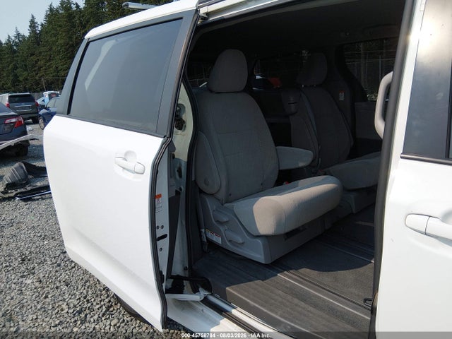5TDKZ3DCXJS947338 Toyota Sienna Le 8-passenger