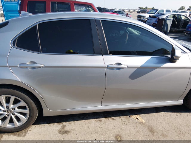 45762205 :رقم المزاد ، 4T1C11AK5MU460510 vin ، 2021 Toyota Camry Le مزاد بيع