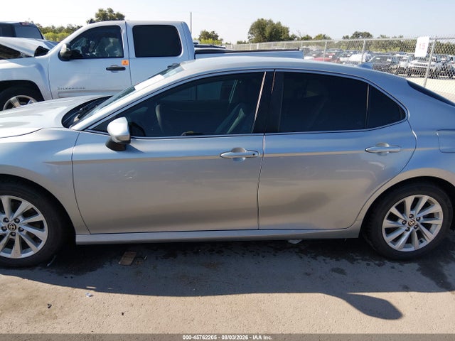 45762205 :رقم المزاد ، 4T1C11AK5MU460510 vin ، 2021 Toyota Camry Le مزاد بيع