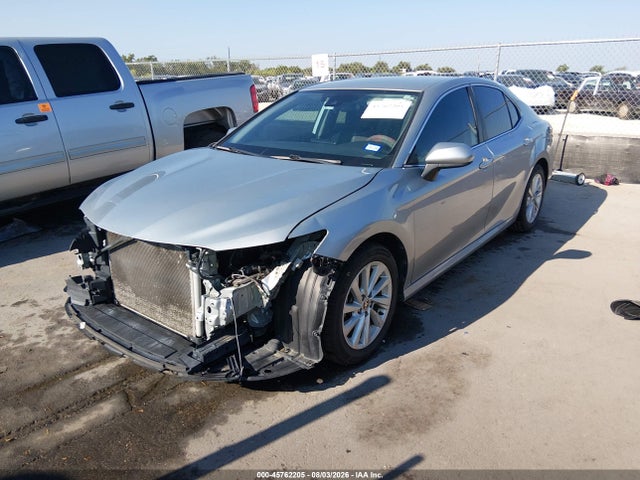 45762205 :رقم المزاد ، 4T1C11AK5MU460510 vin ، 2021 Toyota Camry Le مزاد بيع