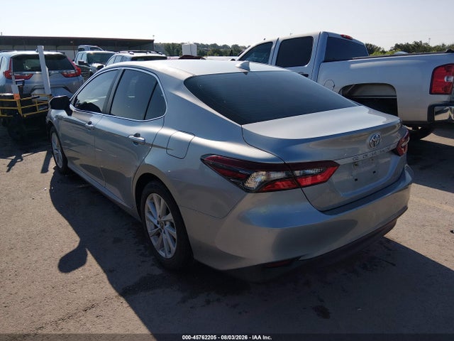 45762205 :رقم المزاد ، 4T1C11AK5MU460510 vin ، 2021 Toyota Camry Le مزاد بيع