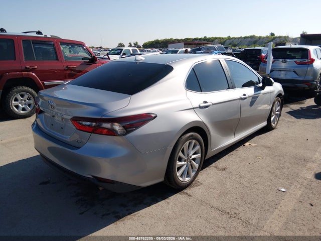 45762205 :رقم المزاد ، 4T1C11AK5MU460510 vin ، 2021 Toyota Camry Le مزاد بيع