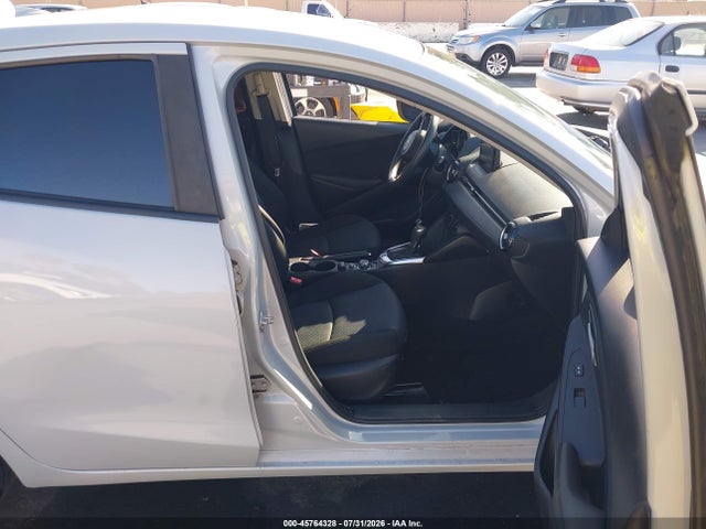 3MYDLBYV0KY521654 Toyota YARIS LE