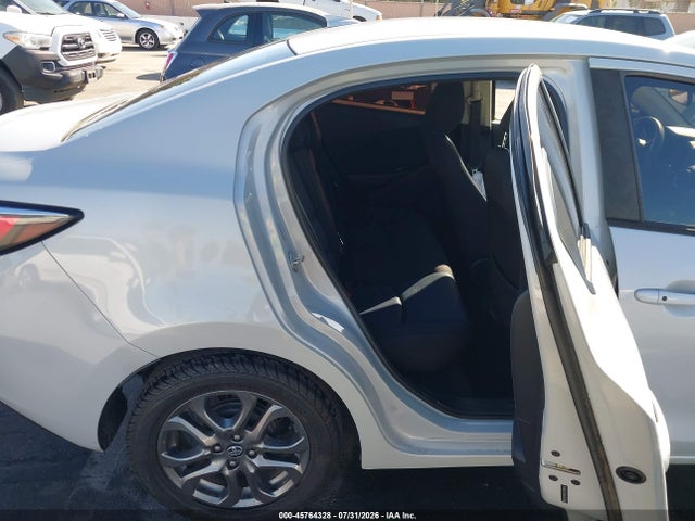 3MYDLBYV0KY521654 Toyota YARIS LE