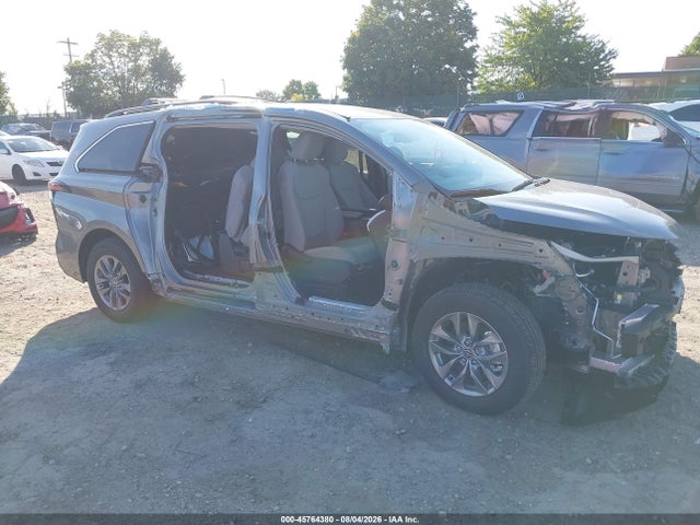 Toyota SIENNA LE 2026 5TDKRKECXTS317864 Image 1