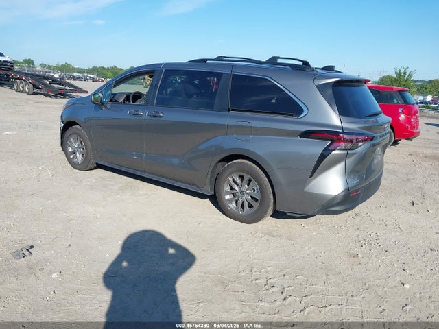 Toyota SIENNA LE 2026 5TDKRKECXTS317864 Image 3