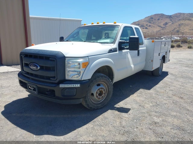 Ford F-350 Chassis Xl 2015 1FD8X3G61FED30845 Image 2