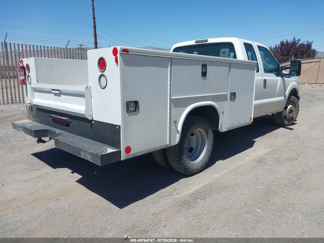 Ford F-350 Chassis Xl 2015 1FD8X3G61FED30845 Image 4