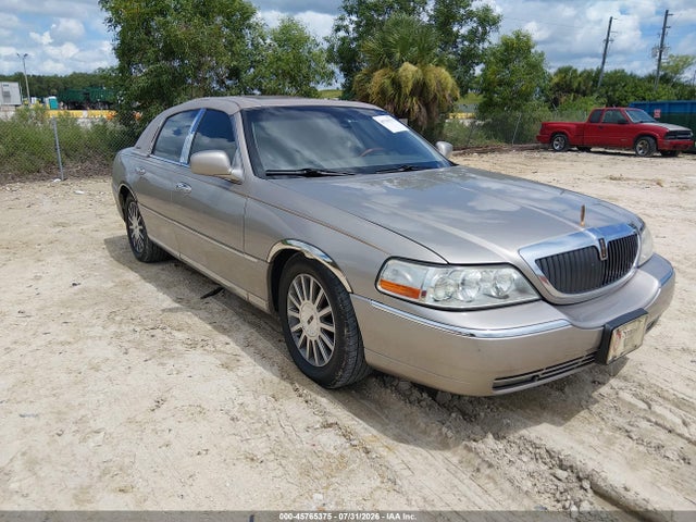 Продажа на аукционе авто 2003 Lincoln Town Car Signature, vin: 1LNHM82W83Y672185, номер лота: 45765375