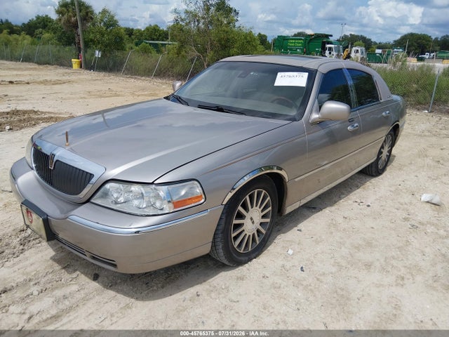 Продажа на аукционе авто 2003 Lincoln Town Car Signature, vin: 1LNHM82W83Y672185, номер лота: 45765375