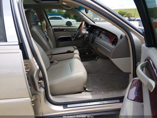 Продажа на аукционе авто 2003 Lincoln Town Car Signature, vin: 1LNHM82W83Y672185, номер лота: 45765375