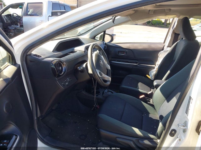 Toyota Prius C Three 2016 JTDKDTB33G1588969 Image 5