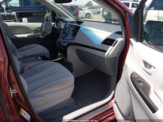2014 Toyota Sienna Le V6 8 Passenger მანქანა იყიდება აუქციონზე, vin: 5TDKK3DC2ES440704, აუქციონის ნომერი: 45768119