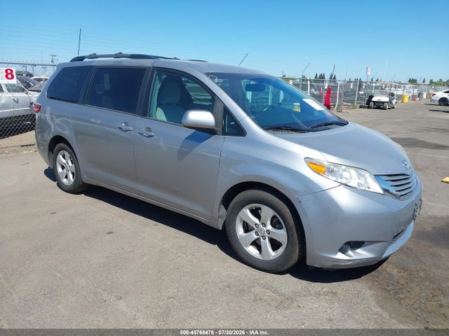 45768478 :رقم المزاد ، 5TDKZ3DC5HS881078 vin ، 2017 Toyota Sienna Le 8 Passenger مزاد بيع