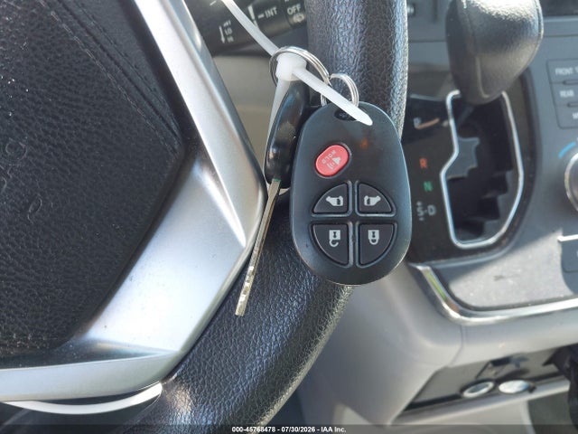 45768478 :رقم المزاد ، 5TDKZ3DC5HS881078 vin ، 2017 Toyota Sienna Le 8 Passenger مزاد بيع