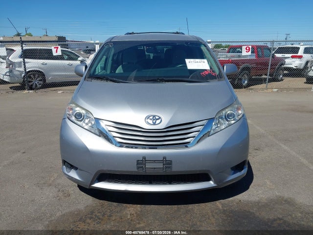 45768478 :رقم المزاد ، 5TDKZ3DC5HS881078 vin ، 2017 Toyota Sienna Le 8 Passenger مزاد بيع