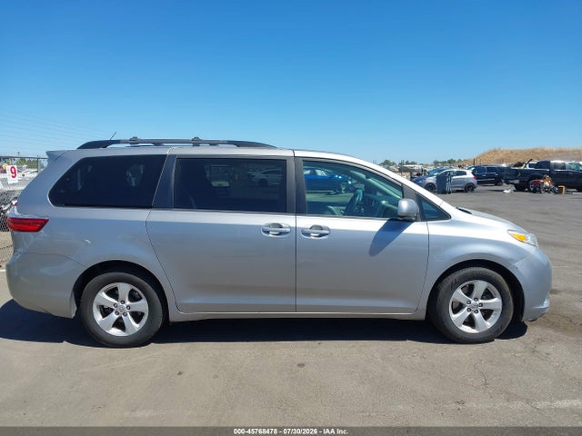 45768478 :رقم المزاد ، 5TDKZ3DC5HS881078 vin ، 2017 Toyota Sienna Le 8 Passenger مزاد بيع