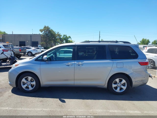 45768478 :رقم المزاد ، 5TDKZ3DC5HS881078 vin ، 2017 Toyota Sienna Le 8 Passenger مزاد بيع