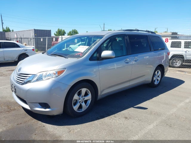 45768478 :رقم المزاد ، 5TDKZ3DC5HS881078 vin ، 2017 Toyota Sienna Le 8 Passenger مزاد بيع