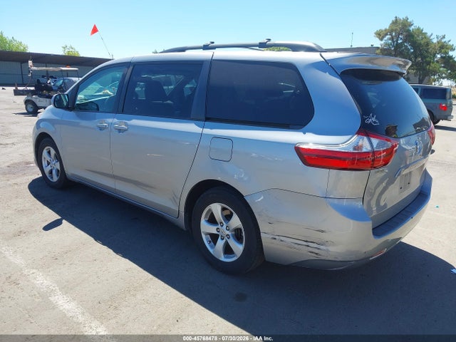 45768478 :رقم المزاد ، 5TDKZ3DC5HS881078 vin ، 2017 Toyota Sienna Le 8 Passenger مزاد بيع