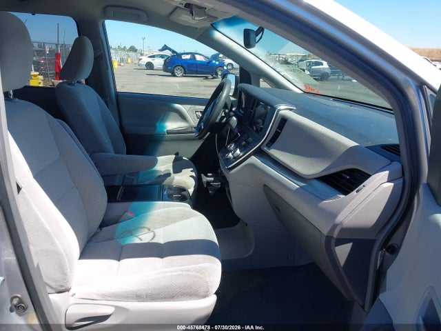 45768478 :رقم المزاد ، 5TDKZ3DC5HS881078 vin ، 2017 Toyota Sienna Le 8 Passenger مزاد بيع