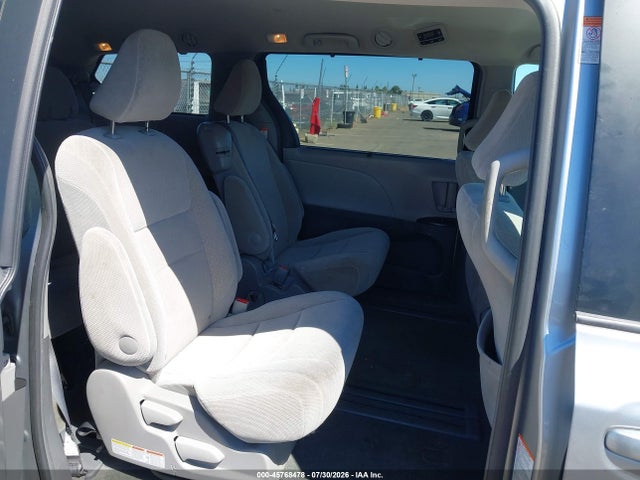 45768478 :رقم المزاد ، 5TDKZ3DC5HS881078 vin ، 2017 Toyota Sienna Le 8 Passenger مزاد بيع