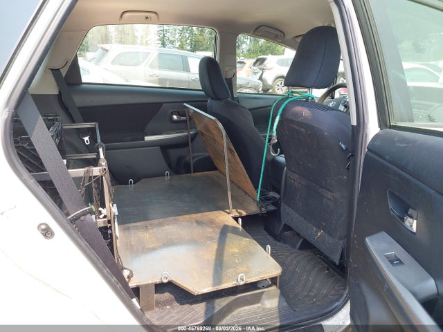 Продаж на аукціоні авто 2015 Toyota Prius V Two, vin: JTDZN3EU2FJ018430, номер лоту: 45769268
