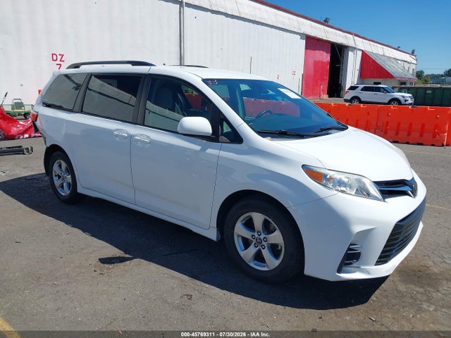 5TDKZ3DC0JS902764 Toyota Sienna Le 8 Passenger