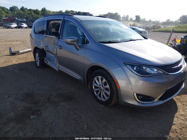 Продаж на аукціоні авто 2017 Chrysler Pacifica Touring-l, vin: 2C4RC1BG5HR512868, номер лоту: 45769404