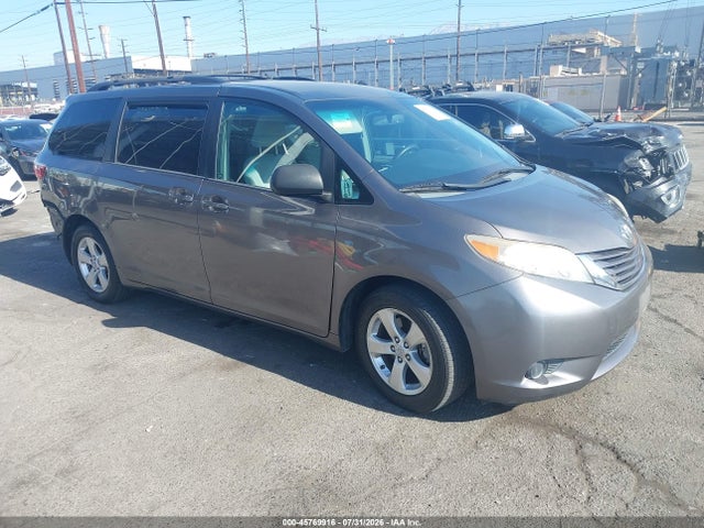 Toyota Sienna Le 8 Passenger 2015 5TDKK3DC6FS601668 головне зображення