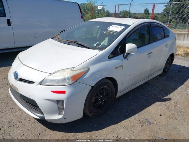 Toyota Prius Three 2014 JTDKN3DU4E0385031 Image 2
