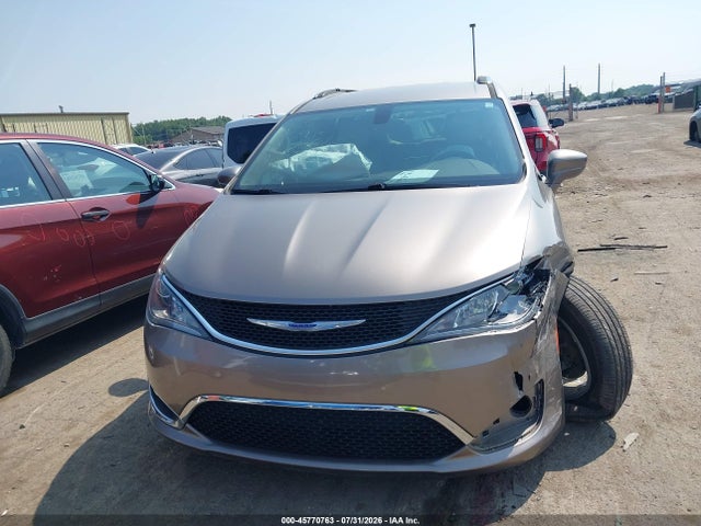 45770763 :رقم المزاد ، 2C4RC1EG0JR321411 vin ، 2018 Chrysler Pacifica Touring L Plus مزاد بيع
