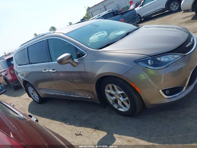 45770763 :رقم المزاد ، 2C4RC1EG0JR321411 vin ، 2018 Chrysler Pacifica Touring L Plus مزاد بيع