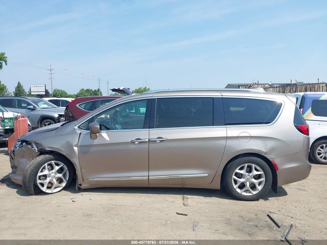 45770763 :رقم المزاد ، 2C4RC1EG0JR321411 vin ، 2018 Chrysler Pacifica Touring L Plus مزاد بيع