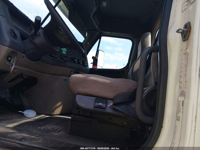 Продажа на аукционе авто 2011 Freightliner Cascadia 125, vin: 1FUJGEDV7BSAY8227, номер лота: 45771316