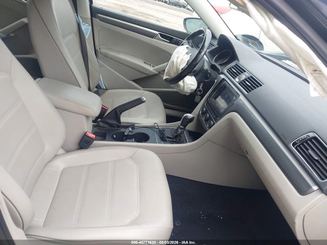 1VWDT7A34HC060042 Volkswagen Passat 1.8t R-line