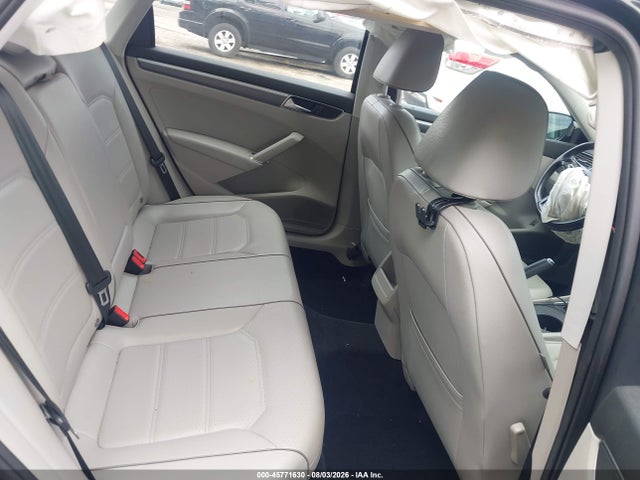 1VWDT7A34HC060042 Volkswagen Passat 1.8t R-line