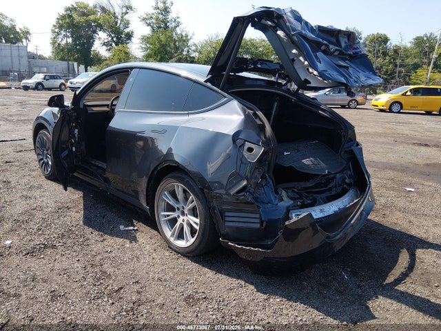 Tesla Model Y Long Range Dual Motor All-wheel Drive 2024 7SAYGDEE3RF036051 Image 3